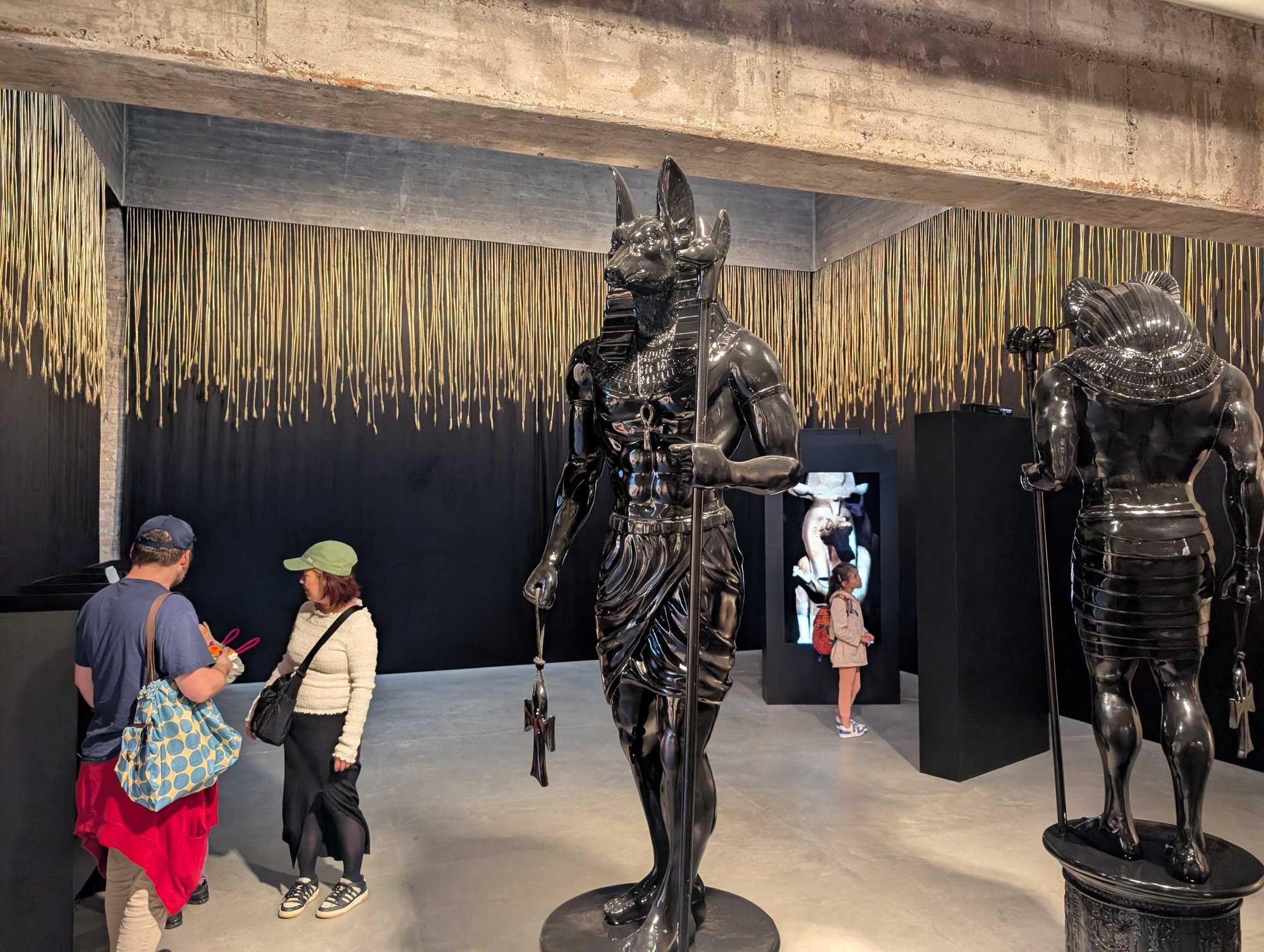 Monira Al Qadiri, „AUTOMATON“, 2024, in „The Archaeology of Beasts“, Kapelle von St. Agnes, König Galerie