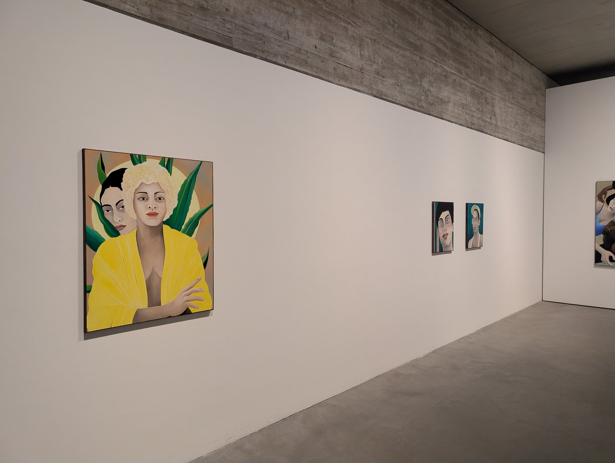 Rebecca Brodskis, „The Last Ones Awake“, Ausstellungsansicht im Vault von St. Agnes mit der Frau in gelber Robe
