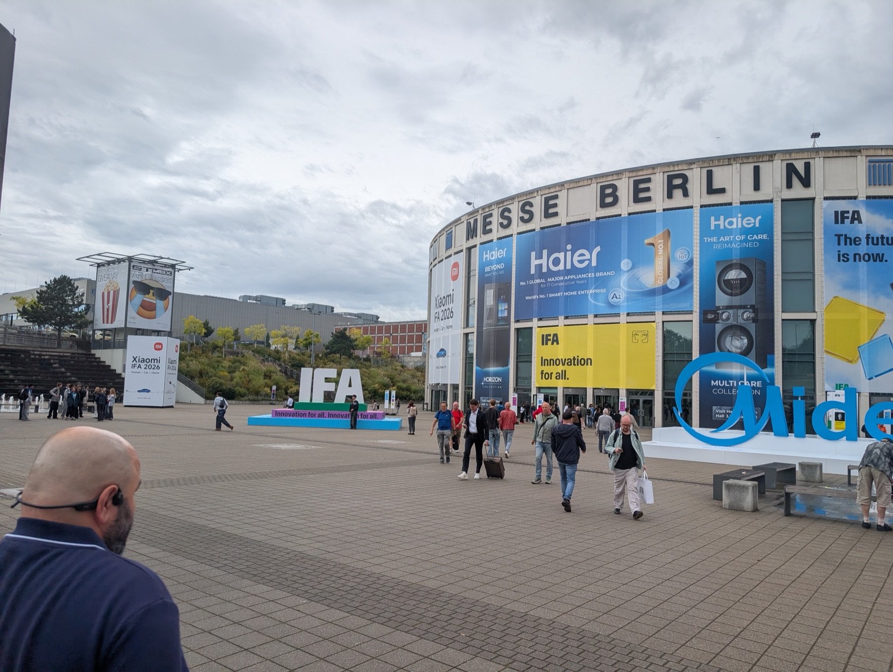 Der Rundbau am Eingang der Messe Berlin mit Werbebahnen von Haier, Midea und Xiaomi