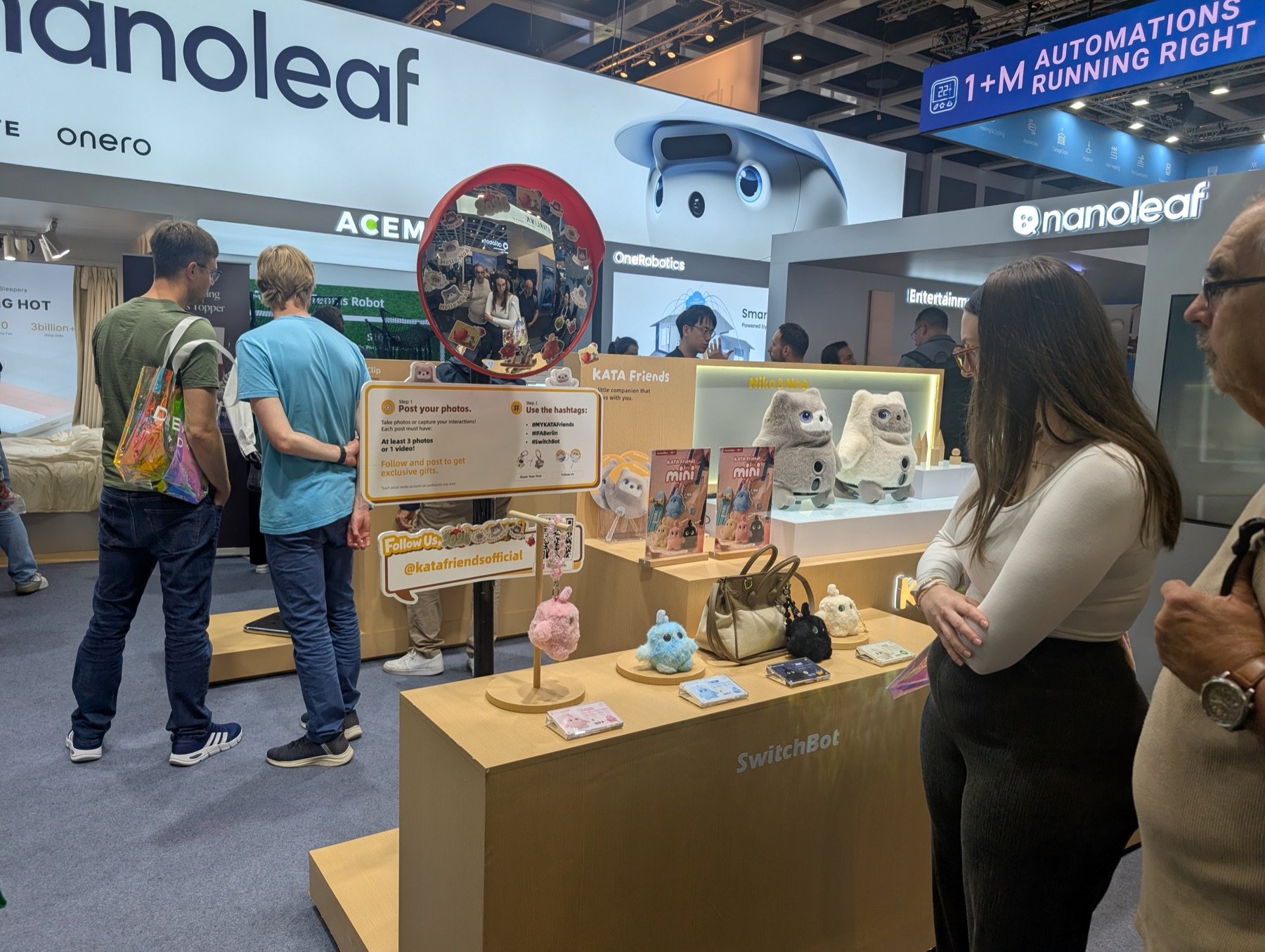 Plüschroboter namens KATA Friends am Stand von SwitchBot