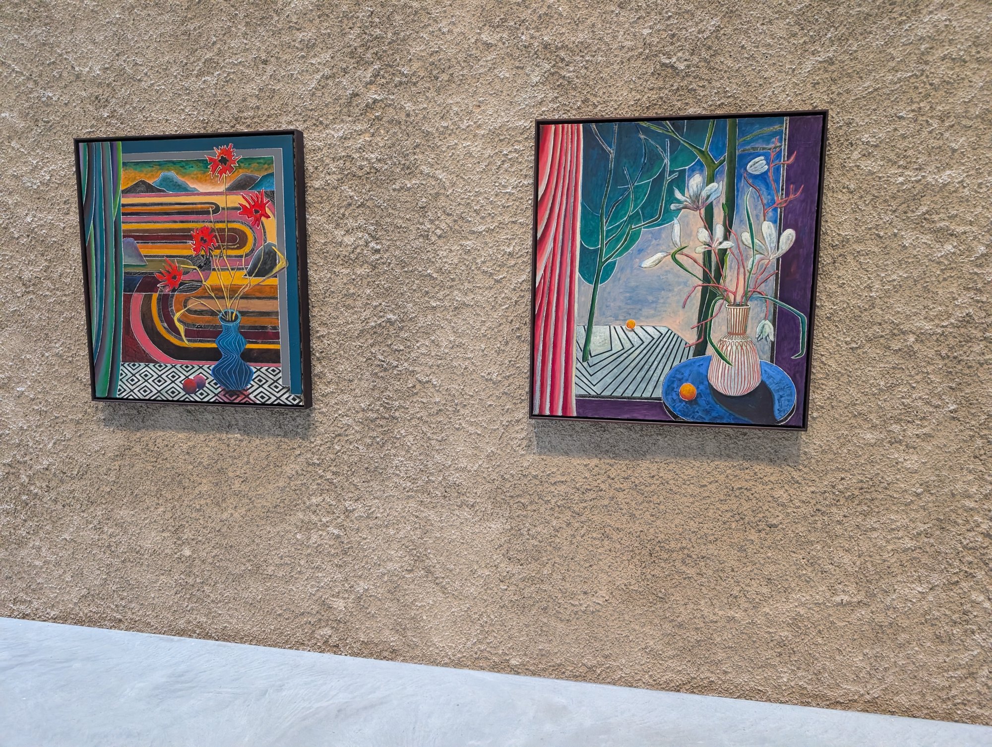 Zwei Interieurs mit Vasen, rotem Vorhang und Rautenboden an der Putzwand, Christian Achenbach, „ECHOTROPIA“, König Galerie