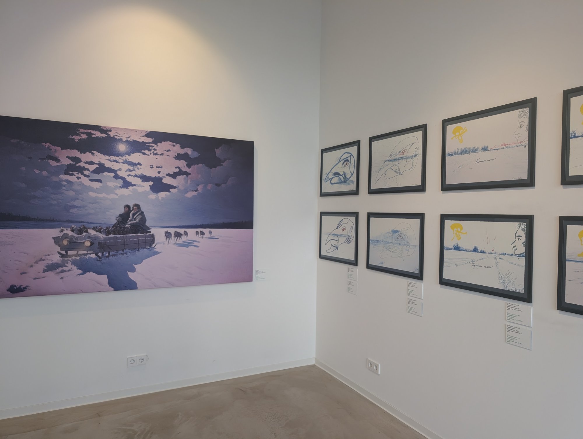 Vladimir Sorokin, „Der Schneesturm“, Ausstellungsansicht in der Taiga Gallery mit Nachtpanorama und gerahmten Papierarbeiten