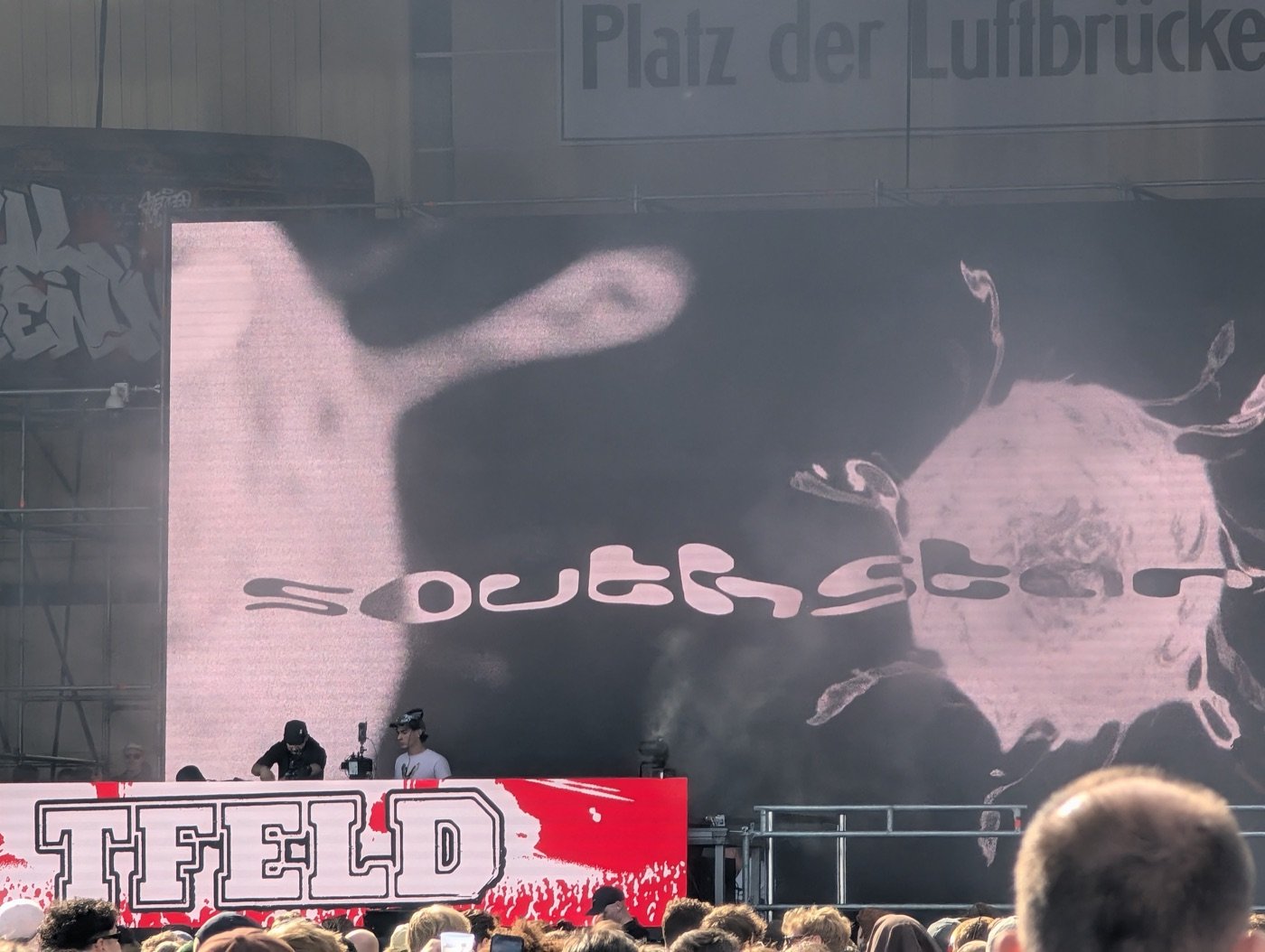 Der Schriftzug southstar auf der Videowand, darunter das DJ-Pult mit TFELD-Banner