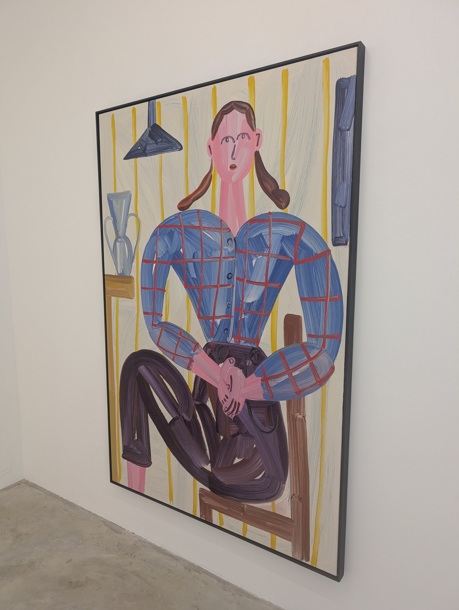 Grace Weaver, „Parataxis“, Ausstellungsansicht bei Soy Capitán mit der sitzenden Figur auf dem Holzstuhl
